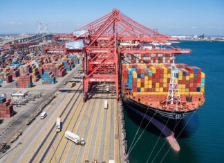 Puerto de Long Beach ya opera con grúas eléctricas