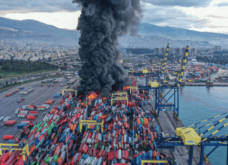 Video: Incendio entre pilas de contenedores derrumbados tras devastador terremoto en Turquía