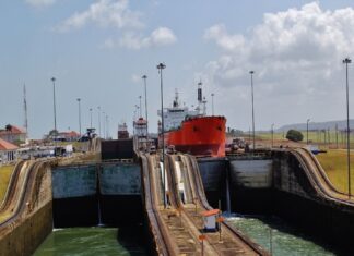 Canal de Panamá aumenta calado de buques a 49 pies