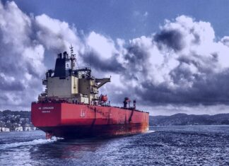 Transporte marítimo se prepara para una respuesta de Israel tras ataque Iraní