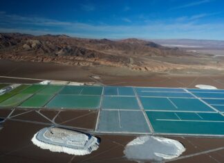 Albemarle reporta pérdidas tras baja en el precio del litio