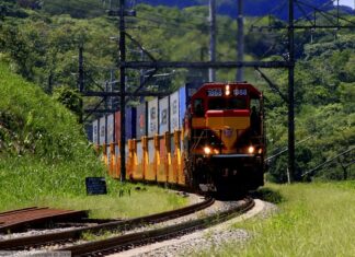 Panamá potencia alianzas para impulsar el tren regional