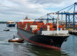 Retrasos en terminales de contenedores golpean la capacidad global del transporte marítimo